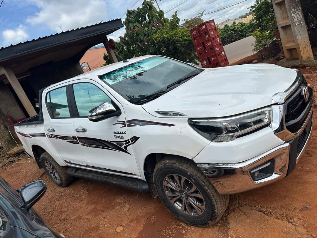 TOYOTA  PICK - UP  HILUX    2020     (CTR/YDE) - image 3