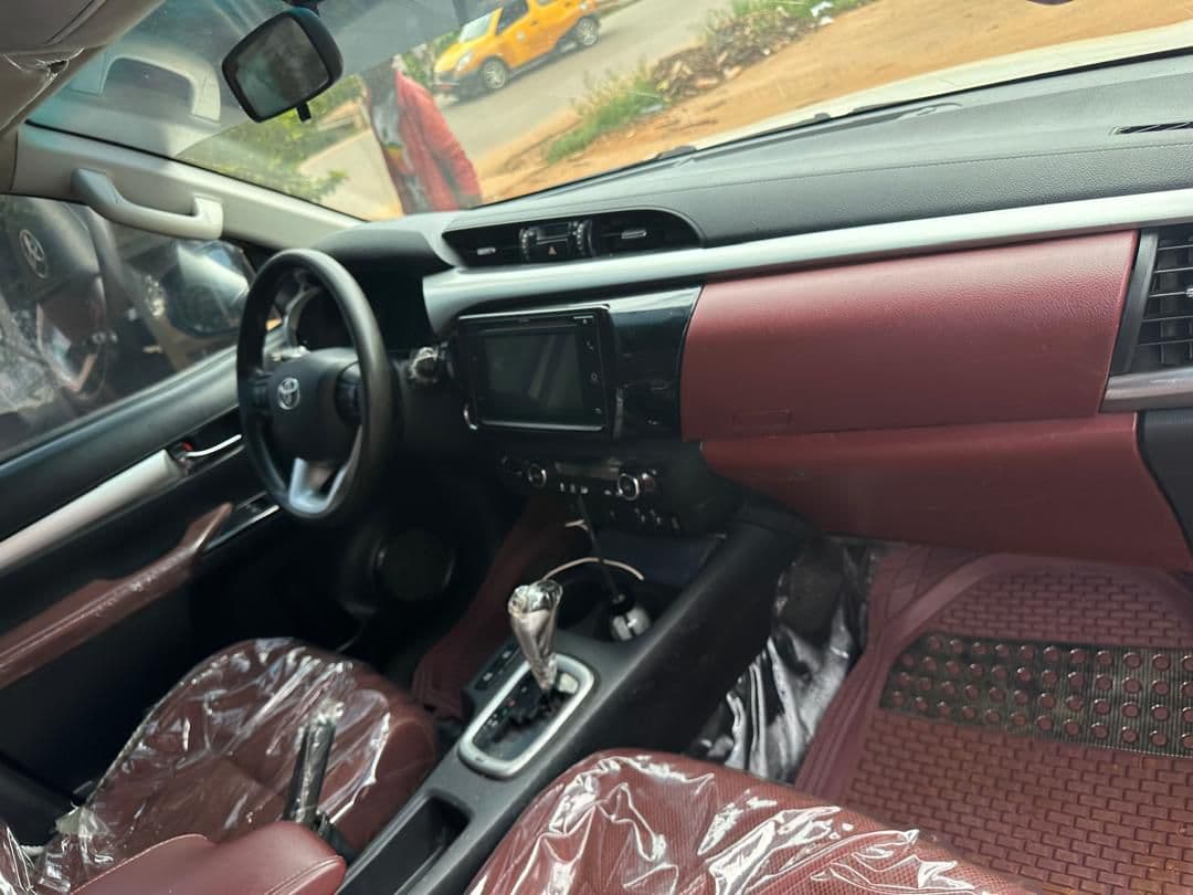 TOYOTA  PICK - UP  HILUX    2020     (CTR/YDE) - image 6